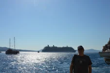 Celebrity Reflection a Santorini  18ago22 .jpeg