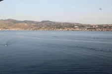 03 BARCHETTE DI PESCATORI CHE SCIANO SULL'ACQUA.webp